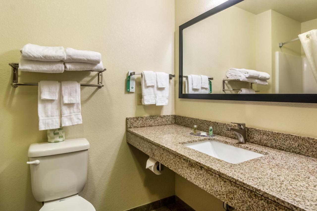 Cobblestone Hotel & Suites - Торрингтон Экстерьер фото
